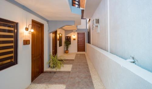 - un couloir dans une maison dans l'établissement ALONA BEACH SIDE INN, à Panglao