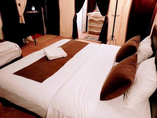Katil atau katil-katil dalam bilik di Merzouga Luxury Camping