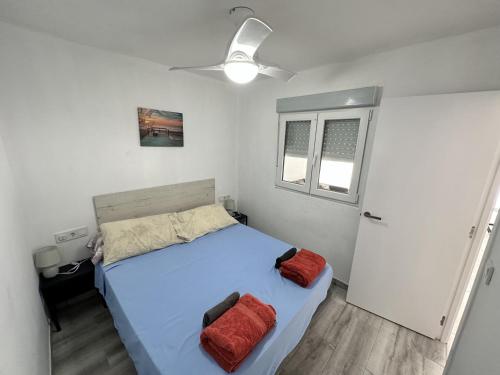 a bedroom with a bed and a window at CG4N - Nuevo Estudio, recién reformado, Wifi in Torremolinos