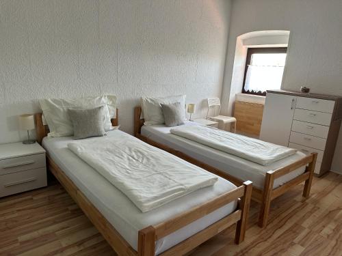 1 dormitorio con 2 camas y ventana en Quiet countryside apartments near the city and the sea, en Koper