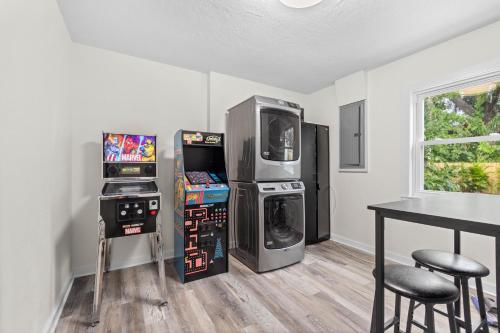 a room with two video game machines and a table at Heated Salt Pool, Arcade, 2 Kings, Near Ami, Img in Bradenton