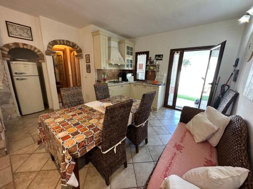 Kuchyň nebo kuchyňský kout v ubytování Villetta Calasetta intera casa vacanze