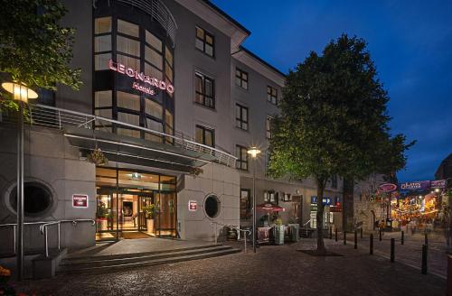 un edificio en una calle de la ciudad por la noche en Leonardo Hotel Galway - Formerly Jurys Inn, en Galway