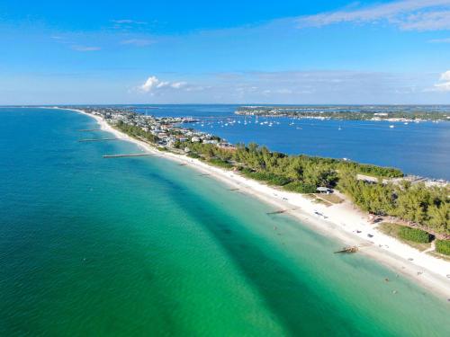 an aerial view of a beach and the ocean at Heated Salt Pool, Arcade, 2 Kings, Near Ami, Img in Bradenton