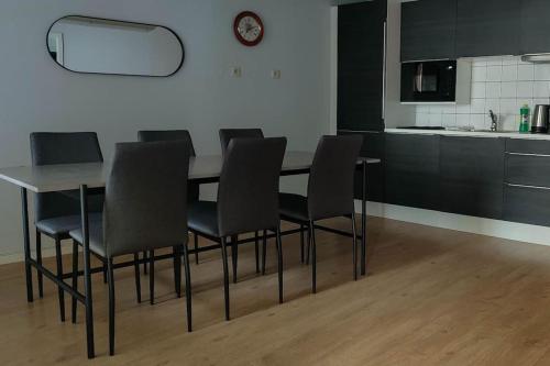 una cucina con tavolo da pranzo e sedie di Arctic Tromso Apartment 1 a Tromsø