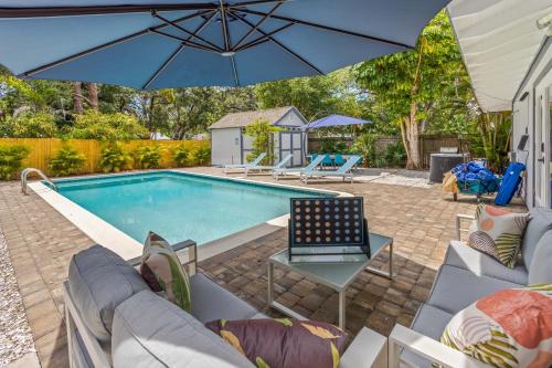 a swimming pool with chairs and an umbrella at Heated Salt Pool, Arcade, 2 Kings, Near Ami, Img in Bradenton