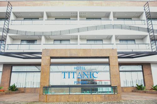 an external view of a hotel intrepid pariah at Hotel Titanic Penedo in Penedo