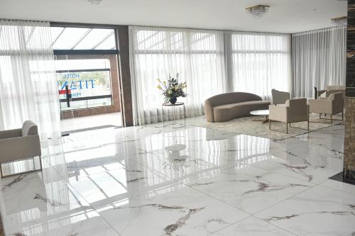 a living room with a large marble floor at Hotel Titanic Penedo in Penedo