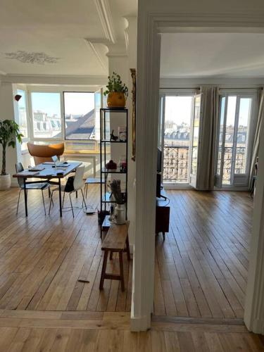 un salon avec une table et une salle à manger dans l'établissement Appartement au pied de Montmartre / Jules Joffrin, à Paris