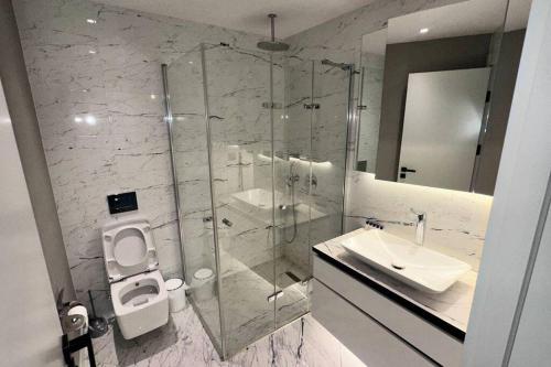 La salle de bains est pourvue d'une douche, de toilettes et d'un lavabo. dans l'établissement Central Residence with Balcony, à Istanbul