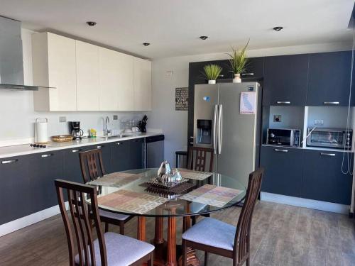 a kitchen with a table and chairs and a refrigerator at Apartamento Edificio Urbana Z.10 in Guatemala