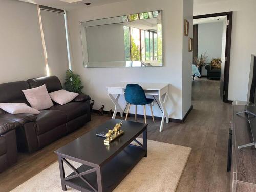 a living room with a couch and a table at Apartamento Edificio Urbana Z.10 in Guatemala