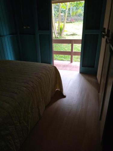 a bedroom with a bed and a door with a window at Casa do Atelier: Vida simples, lugar para relaxar in Treviso