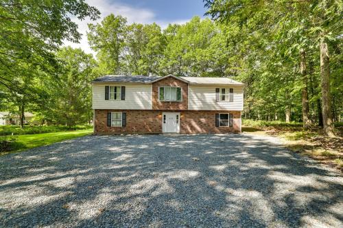 Spacious Cresco Home with Pool Table and Deck! – Photos 3
