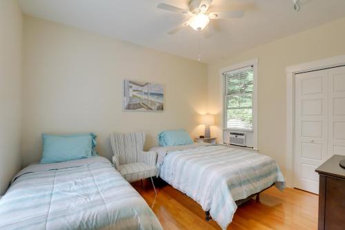 1 Schlafzimmer mit 2 Betten und einem Stuhl in der Unterkunft Inviting Summer Village Cottage Golf Cart and More! in Westford