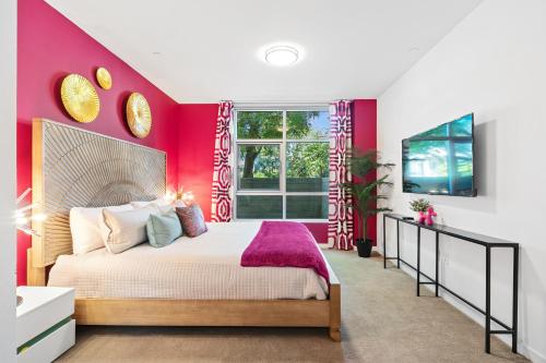 1 dormitorio con paredes rojas y 1 cama grande en Fairfax District Chic City Oasis 2 BR Apt with Den 136, en Los Ángeles