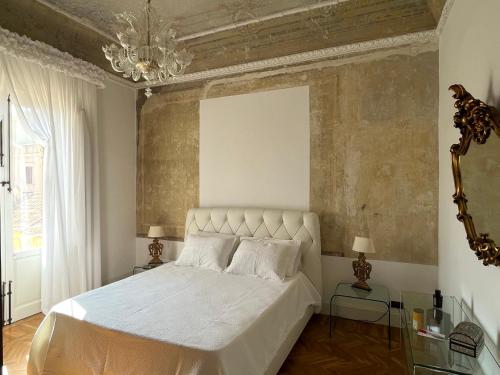 Ένα ή περισσότερα κρεβάτια σε δωμάτιο στο Garibaldi St Cozy Retreat Exclusive Boutique Apartment