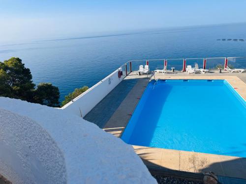 una piscina con vista sull'oceano sullo sfondo di Horizonte Azul a Almería