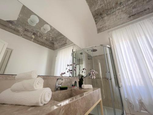 Ένα μπάνιο στο Garibaldi St Cozy Retreat Exclusive Boutique Apartment