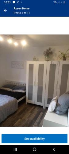 Ein Schlafzimmer mit 2 Betten und ein Zimmer mit in der Unterkunft Bexley Rooms in Streatham