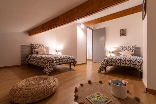 เตียงในห้องที่ Cocon en Ardèche du sud mazet entier