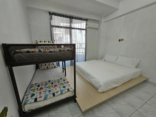Ce dortoir comprend 2 lits superposés et une fenêtre. dans l'établissement Fukuda Minshuku Japanese style, à Lumut