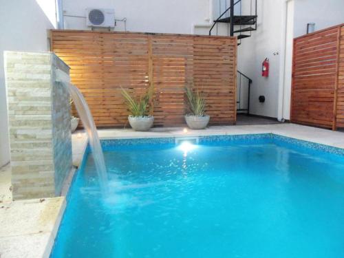 una piscina con un tobogán de agua en un patio trasero en Apart a metros de la laguna en Chascomús