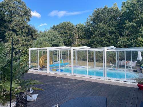 - une piscine avec un pavillon et une aire de jeux dans l'établissement Maison sous les chênes, à Le Gua