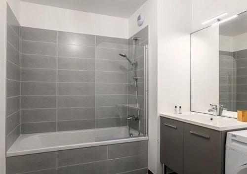 La salle de bains est pourvue d'une douche, d'une baignoire et d'un lavabo. dans l'établissement La Belle Vue - Garage Terrasse Wi-Fi Netflix Disney+, à Annecy