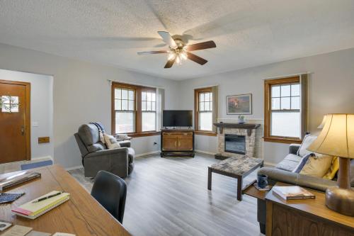 Glendive Getaway with Yellowstone River Access!にあるテレビまたはエンターテインメントセンター