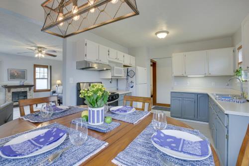 グレンダイブにあるGlendive Getaway with Yellowstone River Access!のテーブルと椅子のあるキッチンとダイニングルーム