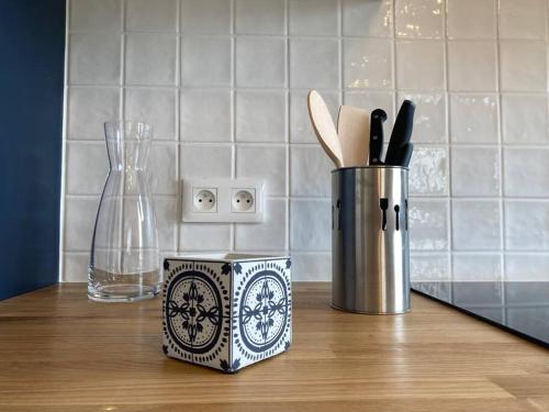 a container of utensils sitting on a counter in a kitchen at joli duplex centre ville 5 min à pied de la gare sncf in La Loupe
