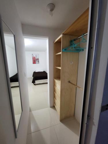 um pequeno quarto com um armário e um espelho em (2) cuarto maravilloso para descansar y asearse em Tlazcalancingo