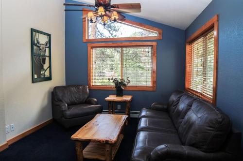 sala de estar con sofá y mesa en Timber Creek Chalets- 9 chalet, en Estes Park