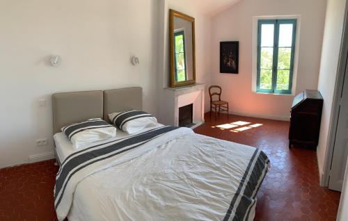 - une chambre avec un grand lit et une cheminée dans l'établissement Villa Jacqueline, à La Seyne-sur-Mer