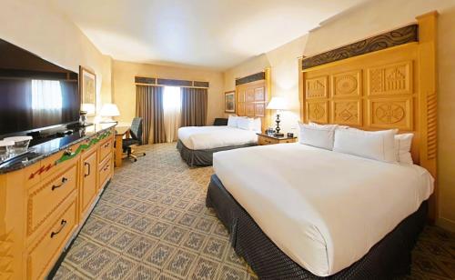 Postel nebo postele na pokoji v ubytování Hilton Santa Fe Buffalo Thunder