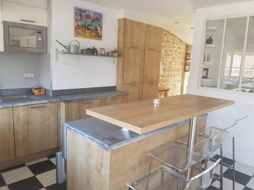 uma cozinha com armários de madeira e um balcão de madeira em Au coeur de LYON em Lyon