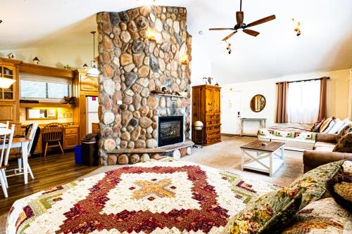 Alpen Way Chalet Mountain Lodgeにあるシーティングエリア