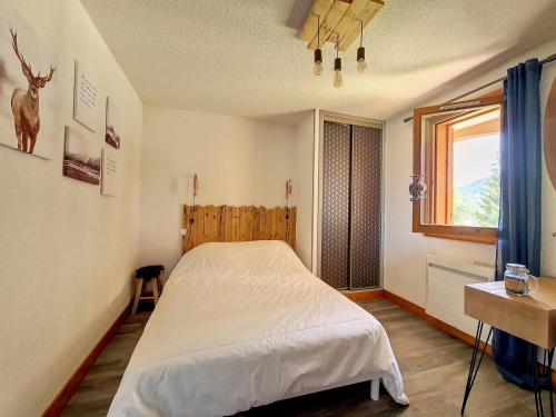 a bedroom with a bed and a window at Appartement lumineux 3 pièces · Balcon Sud/Ouest · Proche pistes et commerces · Non fumeur - FR-1-344-737 in Saint-Martin-de-Belleville