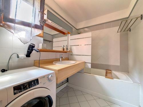 a small bathroom with a washing machine and a sink at Appartement lumineux 3 pièces · Balcon Sud/Ouest · Proche pistes et commerces · Non fumeur - FR-1-344-737 in Saint-Martin-de-Belleville