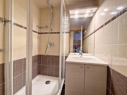 een badkamer met een douche en een wastafel bij Appartement Saint-Martin-de-Belleville, 2 pièces, 4 personnes - FR-1-344-839 in Saint-Martin-de-Belleville