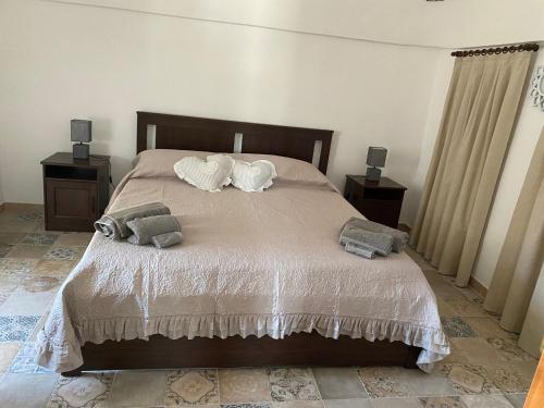 een slaapkamer met een groot bed met 2 kussens bij Trulli Mamima in Martina Franca