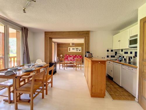 une cuisine et une salle à manger avec une table et des chaises dans l'établissement Spacieux appartement 3 pièces au pied des pistes avec balcon - FR-1-344-968, à Saint-Martin-de-Belleville