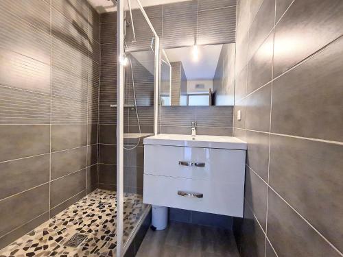 une salle de bain avec un lavabo et une douche dans l'établissement Spacieux appartement 3 pièces au pied des pistes avec balcon - FR-1-344-968, à Saint-Martin-de-Belleville
