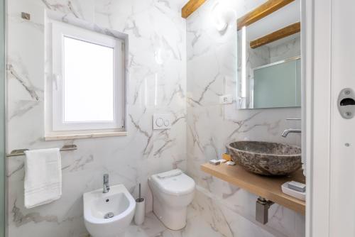 Guardabassi Collection - Vatican Terrace by Varental في روما: حمام أبيض مع حوض ومرحاض