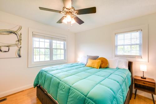 Cama o camas de una habitación en Serene Mill Spring Getaway with Yard and Fire Pit!