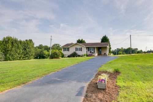 Jardín al aire libre en Serene Mill Spring Getaway with Yard and Fire Pit!