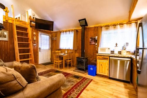 Alpen Way Chalet Mountain Lodgeにあるキッチンまたは簡易キッチン
