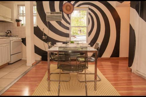 une table à manger dans une cuisine avec un mur rayé dans l'établissement Artistic 2BR in NYC, à New York