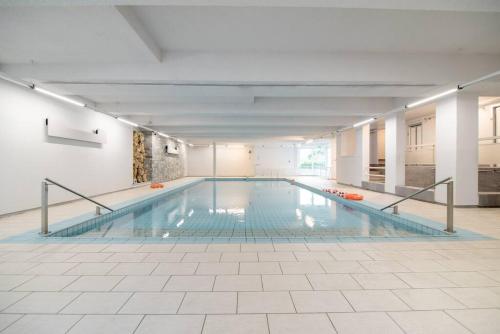 una grande piscina in un grande edificio di Lugano Ferienwohnung nähe vom See mit Swimmingpool & Sauna a Paradiso
